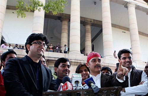 संसद पहुंचे आमिर खान, सांसदों से की मुलाकात