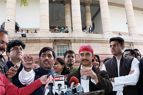 संसद पहुंचे आमिर खान, सांसदों से की मुलाकात