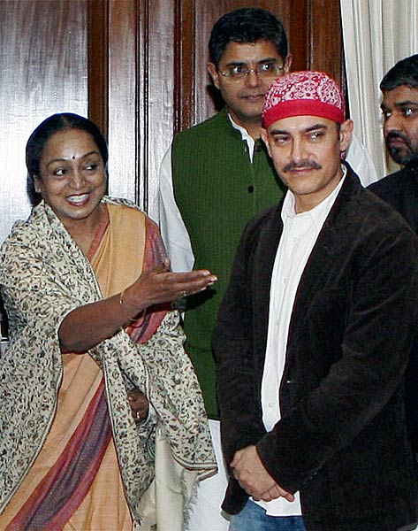 संसद पहुंचे आमिर खान, सांसदों से की मुलाकात