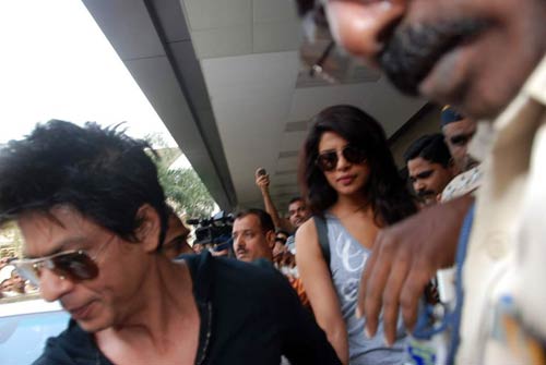 बर्लिन से लौटे शाहरुख और प्रियंका