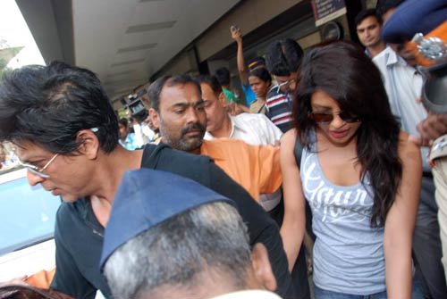 बर्लिन से लौटे शाहरुख और प्रियंका