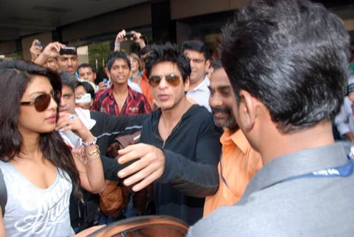 बर्लिन से लौटे शाहरुख और प्रियंका