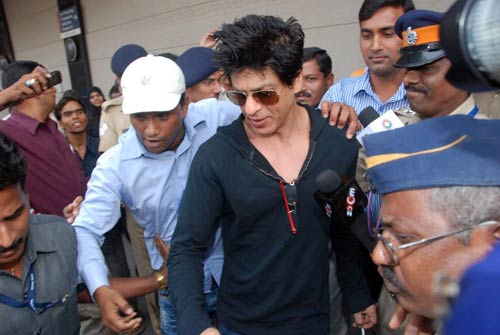 बर्लिन से लौटे शाहरुख और प्रियंका