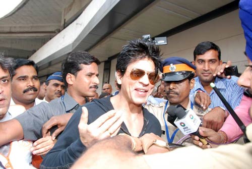 बर्लिन से लौटे शाहरुख और प्रियंका