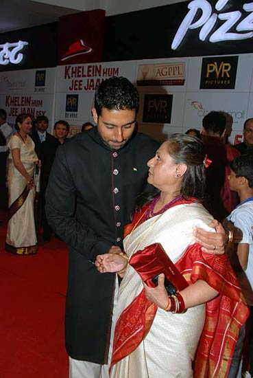 फिल्‍म 'खेलें हम जी जान से' का प्रीमियर | दीपिका के जलवे