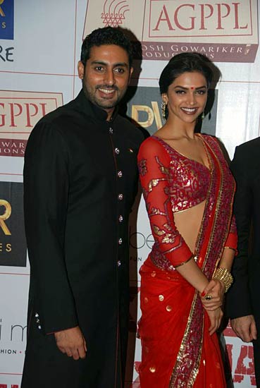 फिल्‍म 'खेलें हम जी जान से' का प्रीमियर | दीपिका के जलवे