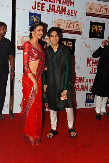 फिल्‍म 'खेलें हम जी जान से' का प्रीमियर | दीपिका के जलवे