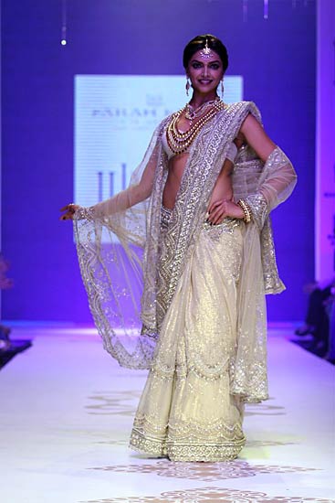 'फैशन' की नज़र से 'साल 2010' | फैशन की दीवानी सुंदरियां