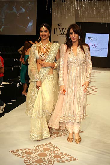 'फैशन' की नज़र से 'साल 2010' | फैशन की दीवानी सुंदरियां