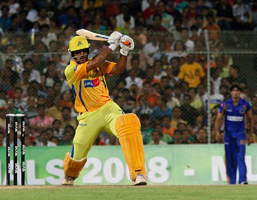 बदले बदले से धोनी नजर आते हैं