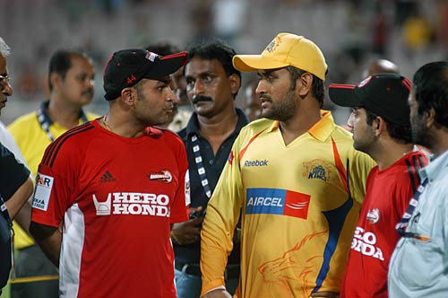 बदले बदले से धोनी नजर आते हैं