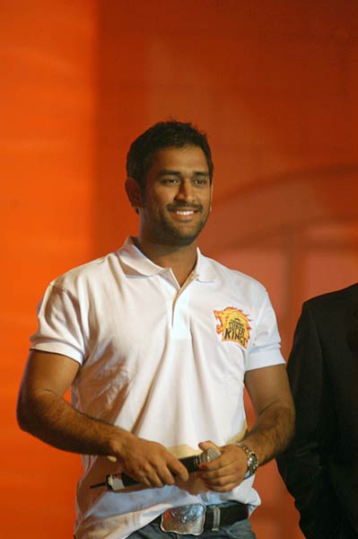 बदले बदले से धोनी नजर आते हैं