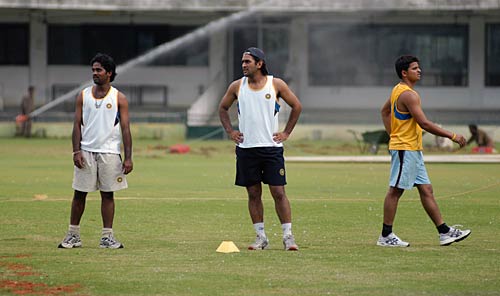 बदले बदले से धोनी नजर आते हैं