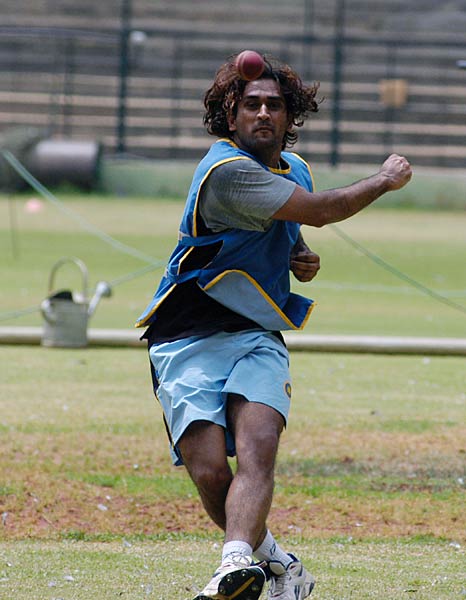 बदले बदले से धोनी नजर आते हैं