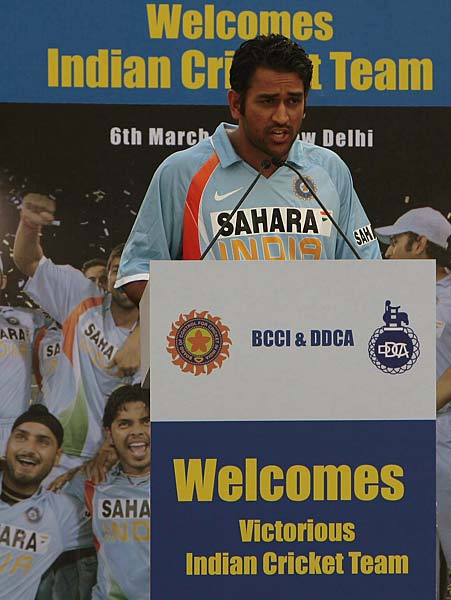 बदले बदले से धोनी नजर आते हैं