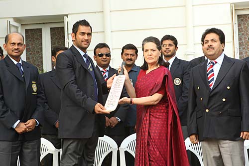 बदले बदले से धोनी नजर आते हैं