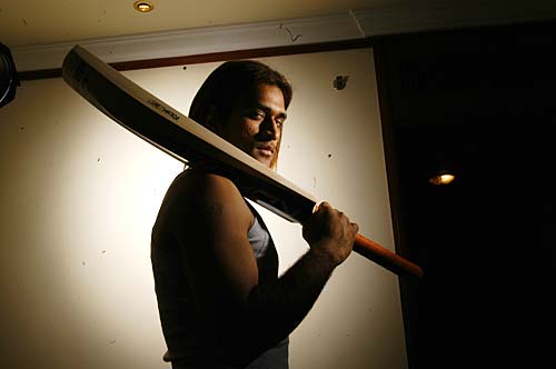 बदले बदले से धोनी नजर आते हैं