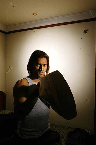 बदले बदले से धोनी नजर आते हैं