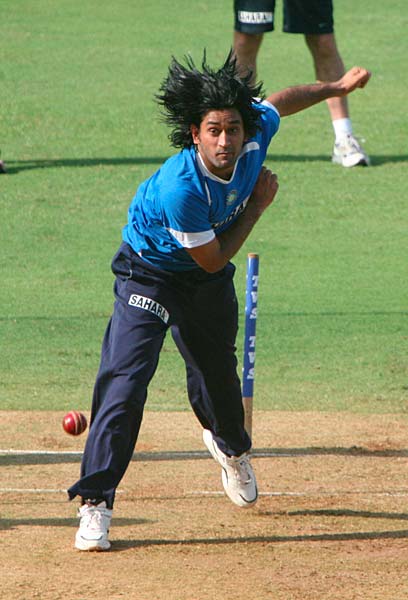 बदले बदले से धोनी नजर आते हैं