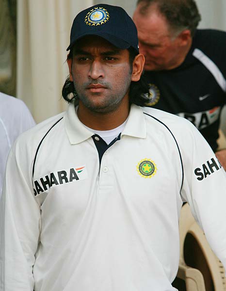 बदले बदले से धोनी नजर आते हैं