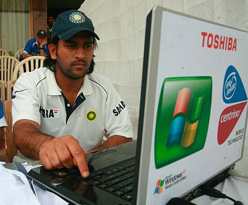 बदले बदले से धोनी नजर आते हैं