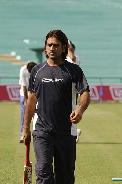 बदले बदले से धोनी नजर आते हैं