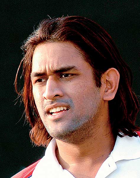 बदले बदले से धोनी नजर आते हैं