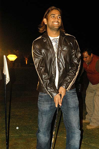 बदले बदले से धोनी नजर आते हैं