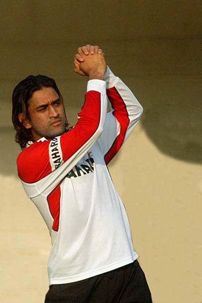 बदले बदले से धोनी नजर आते हैं