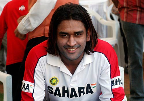 बदले बदले से धोनी नजर आते हैं