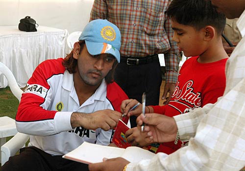 बदले बदले से धोनी नजर आते हैं