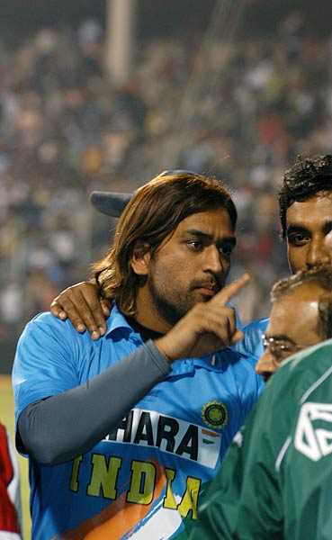 बदले बदले से धोनी नजर आते हैं