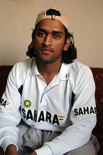 बदले बदले से धोनी नजर आते हैं