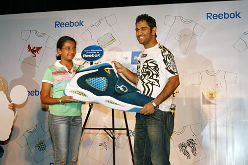 बदले बदले से धोनी नजर आते हैं