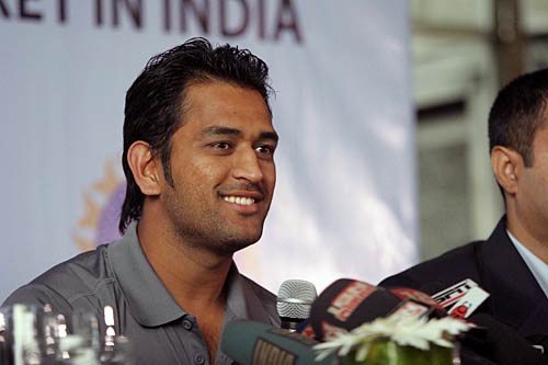 बदले बदले से धोनी नजर आते हैं