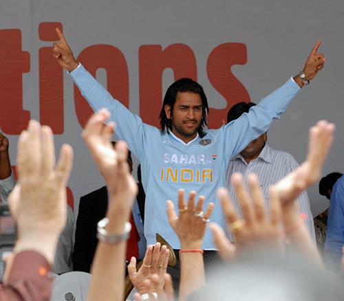 बदले बदले से धोनी नजर आते हैं