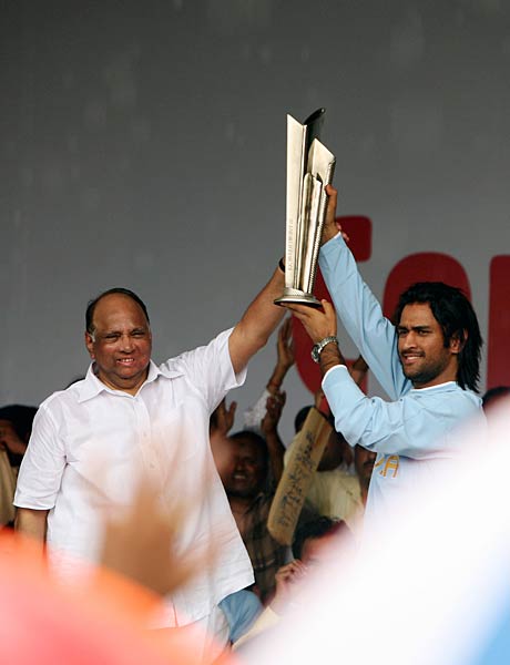 बदले बदले से धोनी नजर आते हैं