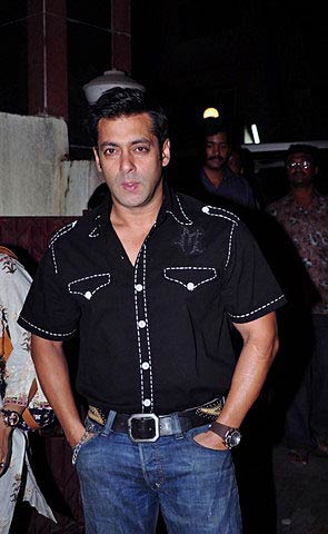 2010 में विवादों से रहा सितारों का नाता |   2010 की टॉप फिल्‍में