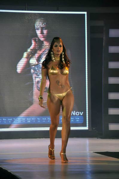 रैंप पर बिकनी मॉडल्‍स | 'सात खून...' में प्रियंका