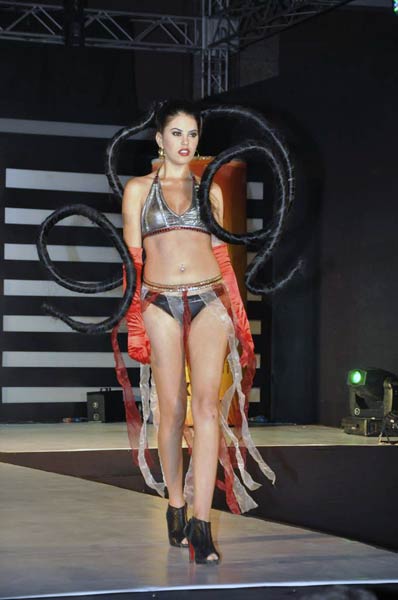 रैंप पर बिकनी मॉडल्‍स | 'सात खून...' में प्रियंका