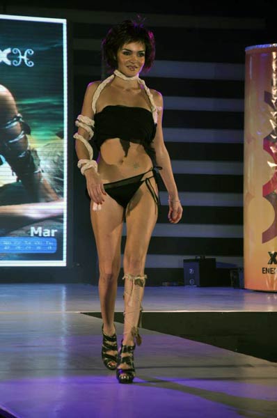 रैंप पर बिकनी मॉडल्‍स | 'सात खून...' में प्रियंका