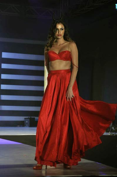 रैंप पर बिकनी मॉडल्‍स | 'सात खून...' में प्रियंका