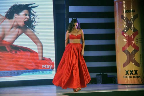 रैंप पर बिकनी मॉडल्‍स | 'सात खून...' में प्रियंका