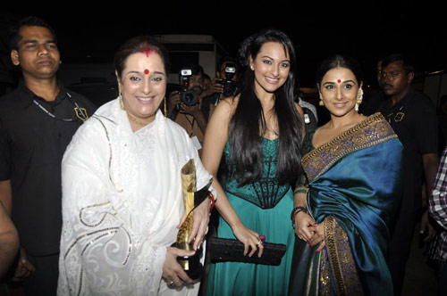 अप्‍सरा अवॉर्ड में सितारों की धूम । सितारों की मस्‍ती