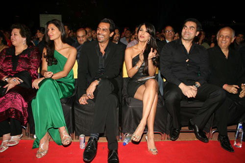 अप्‍सरा अवॉर्ड में सितारों की धूम । सितारों की मस्‍ती