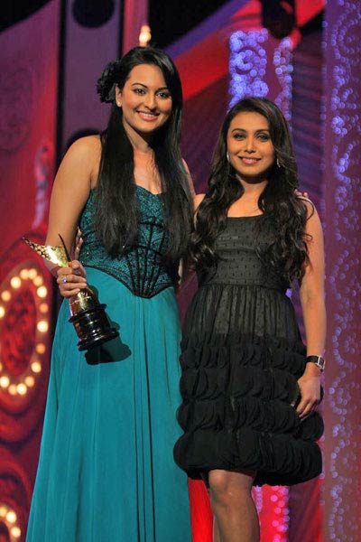 अप्‍सरा अवॉर्ड में सितारों की धूम । सितारों की मस्‍ती