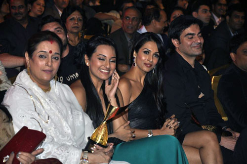 अप्‍सरा अवॉर्ड में सितारों की धूम । सितारों की मस्‍ती