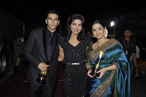 अप्‍सरा अवॉर्ड में सितारों की धूम । सितारों की मस्‍ती