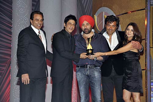 अप्‍सरा अवॉर्ड में सितारों की धूम । सितारों की मस्‍ती