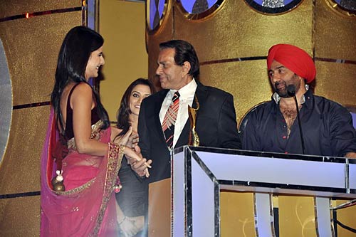 अप्‍सरा अवॉर्ड में सितारों की धूम । सितारों की मस्‍ती